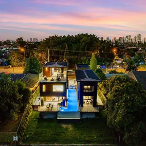 https://villa-brand-new-modern-8-bedroom-in-city-centre-heated.queenslandhotels.net
